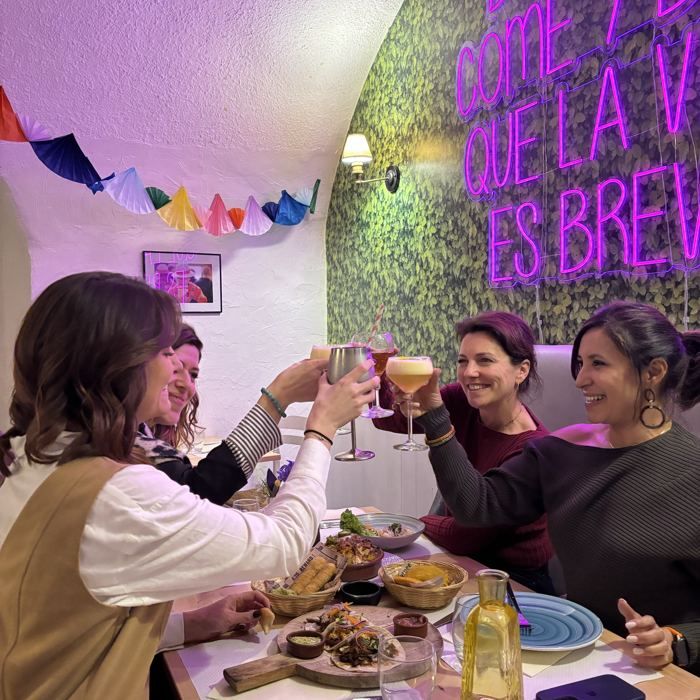 Deux clientes trinquant avec des cocktails au Barrio Latino.