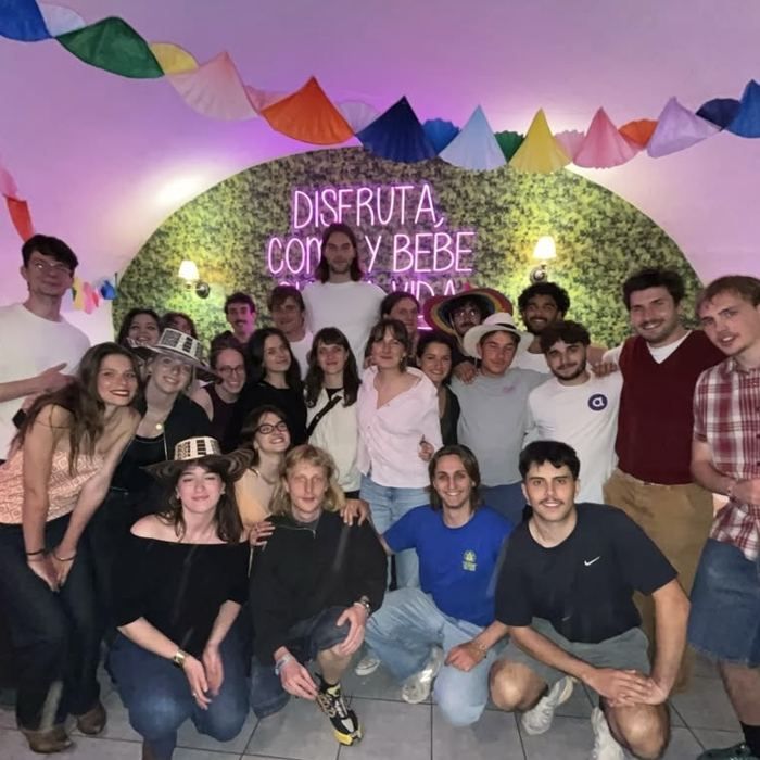 Un grand groupe de clients réunis autour des tables du Barrio Latino lors d’une soirée Fiesta Latina.