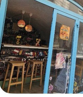 La devanture bleu ciel du Barrio Latino dans la rue pavée du Port, à Clermont-Ferrand, avec ses lampes en rotin et ses fanions.